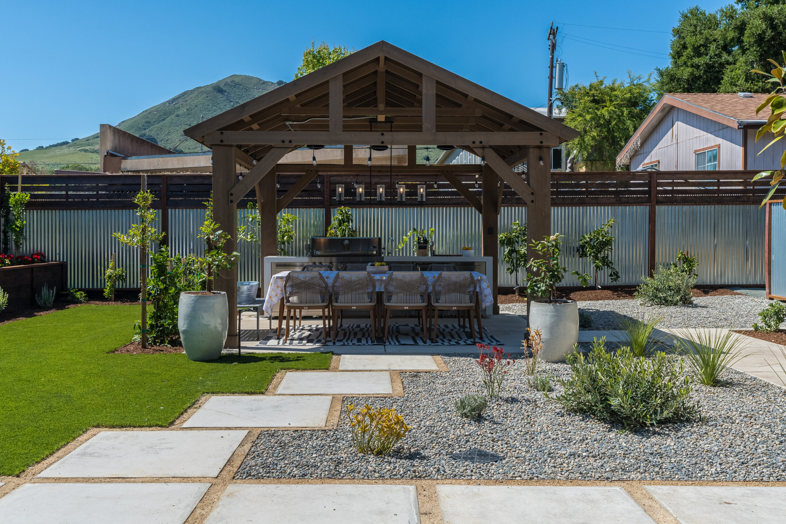 backyard-pavilion-outdoor-dining