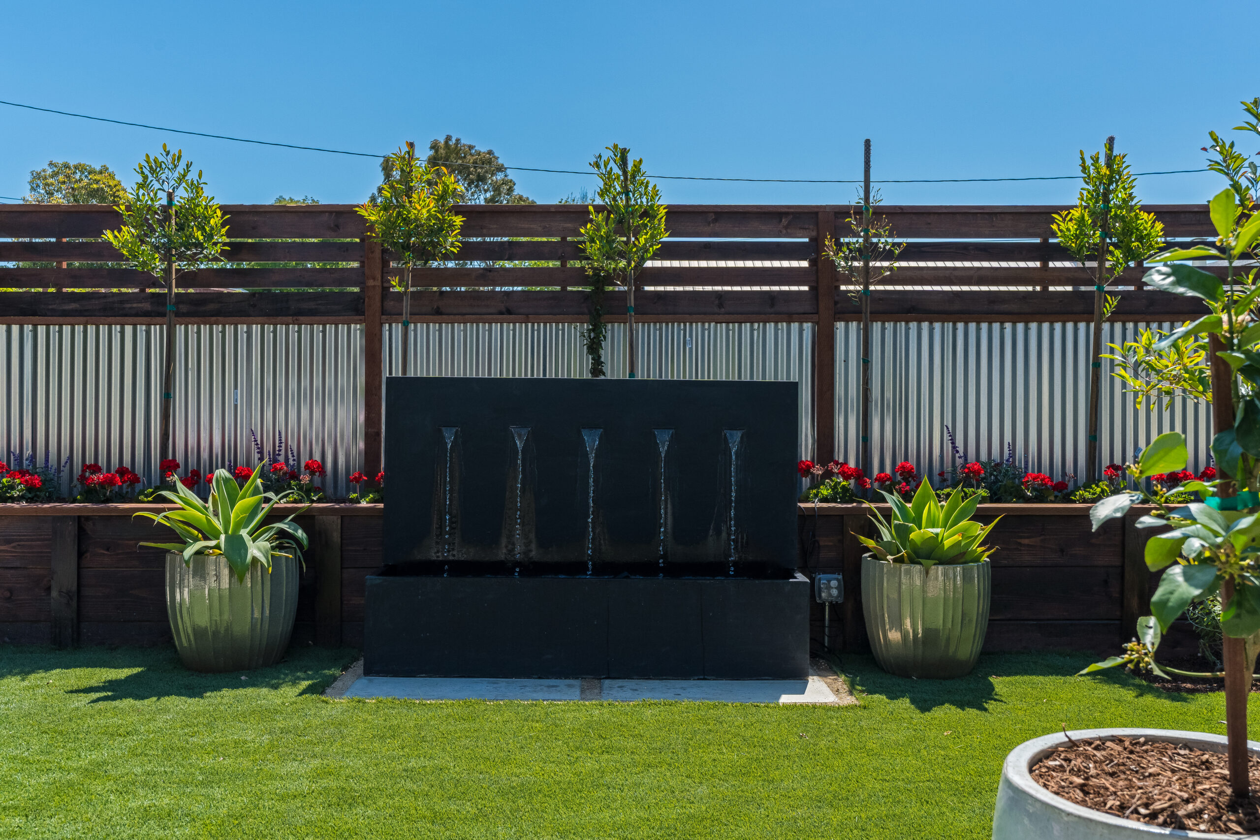 modern-landscape-water-feature-fountain